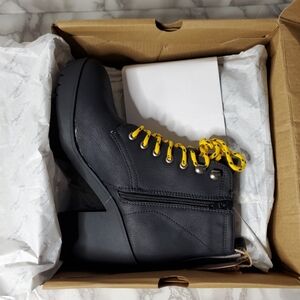 Seven Flatiron boots Size 8